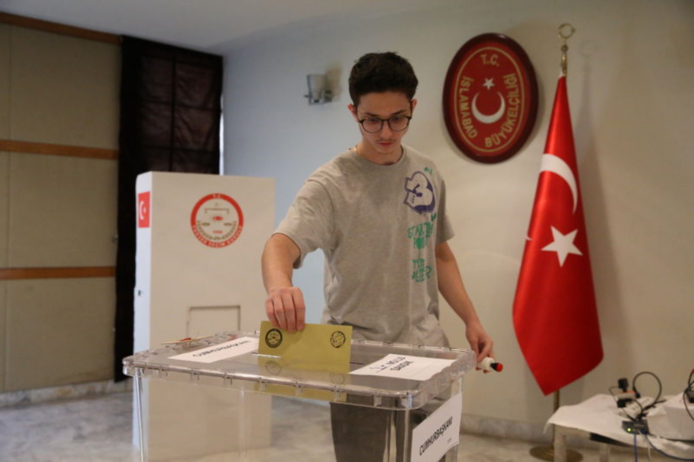 İkinci tur için yurt dışında oy işlemlerinde yoğun ilgi - 2023 Seçim Haberleri