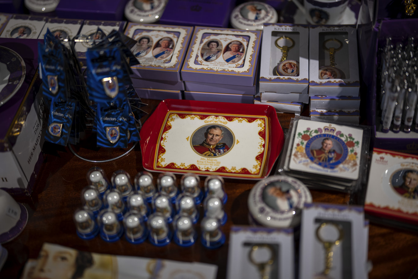 İngiltere'de sokaklar ve hediyelik eşya mağazalarında 