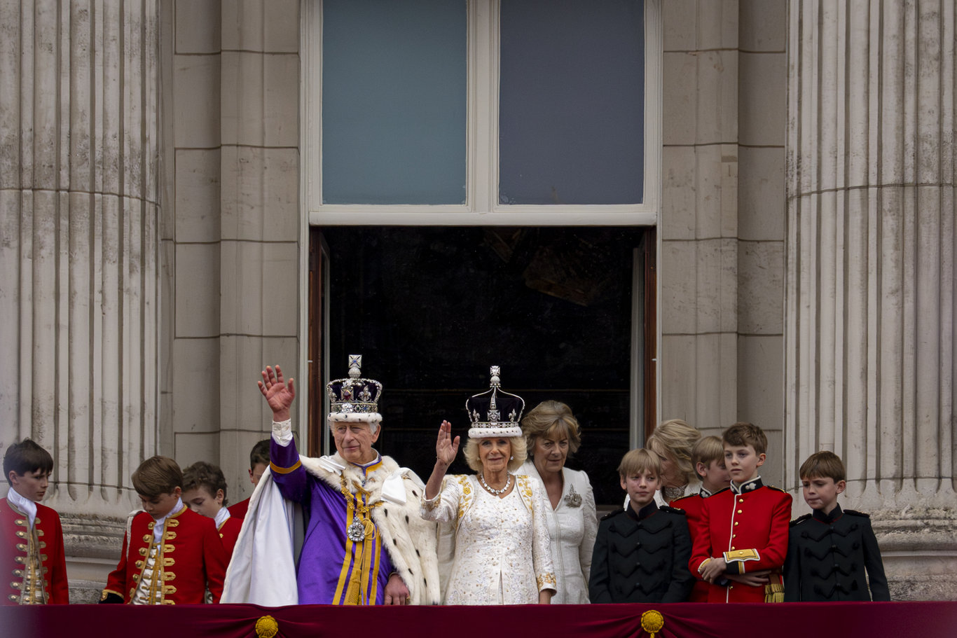 İngiltere'de tartışmalı taç giyme töreni