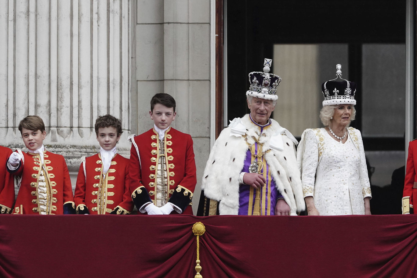İngiltere'de tartışmalı taç giyme töreni