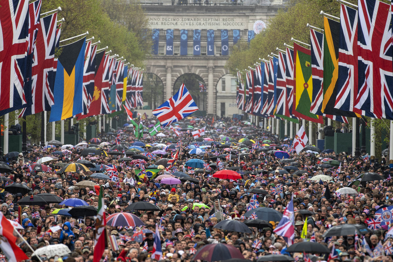 İngiltere'de tartışmalı taç giyme töreni