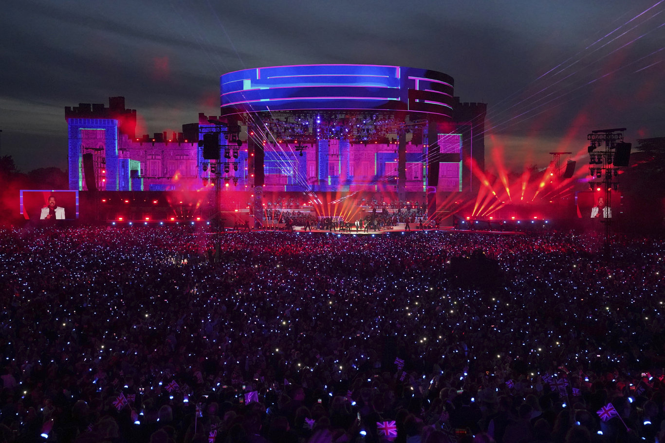 İngiltere'de tartışmalı taç giyme töreni