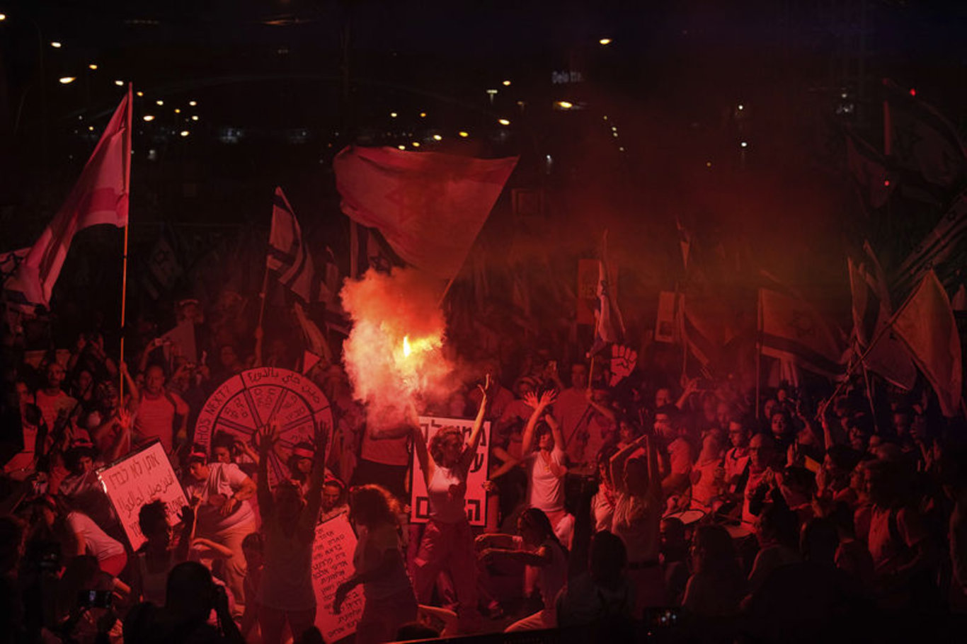 İsrail'de protestolar dinmiyor! Binlerce kişi hükümetin yargı düzenlemesine karşı protestoların 18. haftasında yine meydanlara çıktı