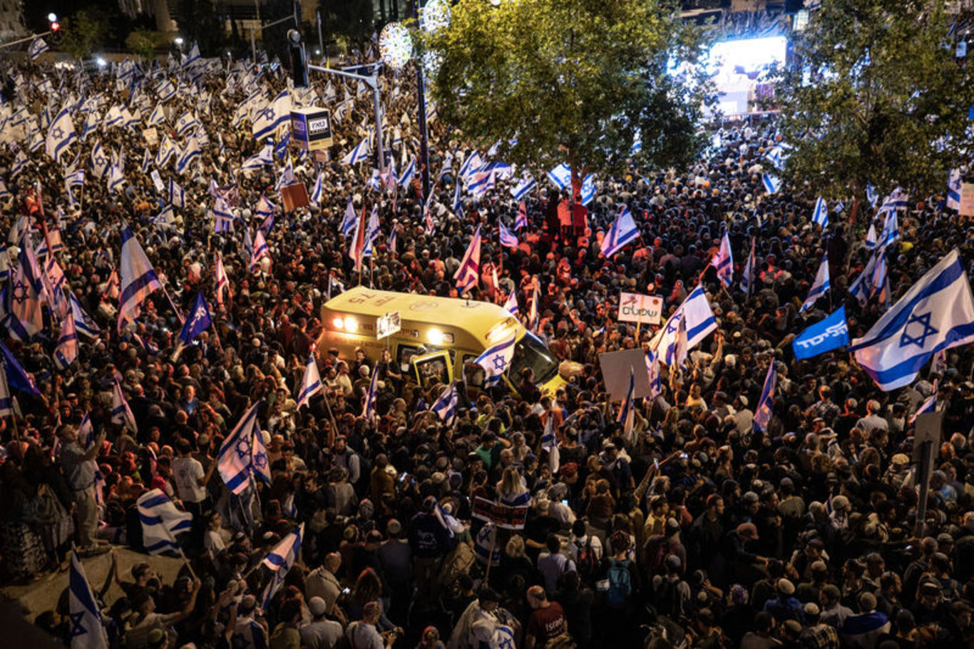 İsrail'de protestolar dinmiyor! Binlerce kişi hükümetin yargı düzenlemesine karşı protestoların 18. haftasında yine meydanlara çıktı