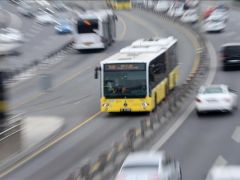 Kadıköy’de metrobüs duvara çarptı