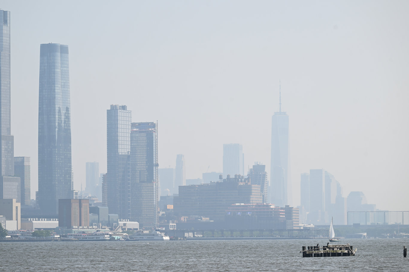 Kanada'daki orman yangını dumanları New York'ta puslu havaya neden oluyor