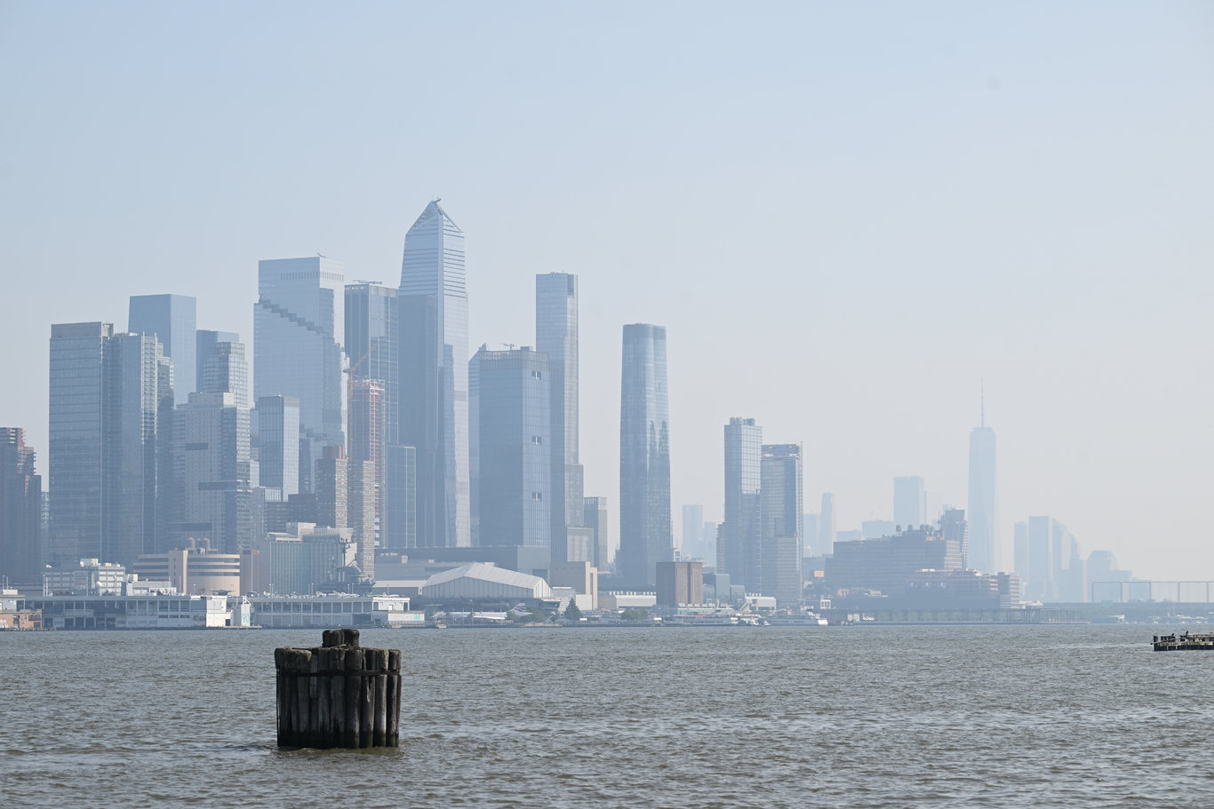 Kanada'daki orman yangını dumanları New York'ta puslu havaya neden oluyor