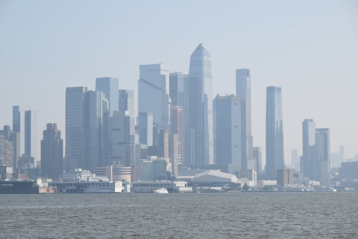 Kanada'daki orman yangını dumanları New York'ta puslu havaya neden oluyor