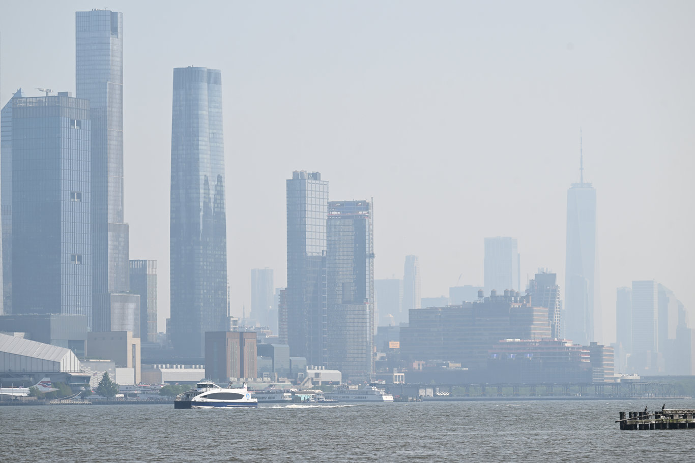 Kanada'daki orman yangını dumanları New York'ta puslu havaya neden oluyor