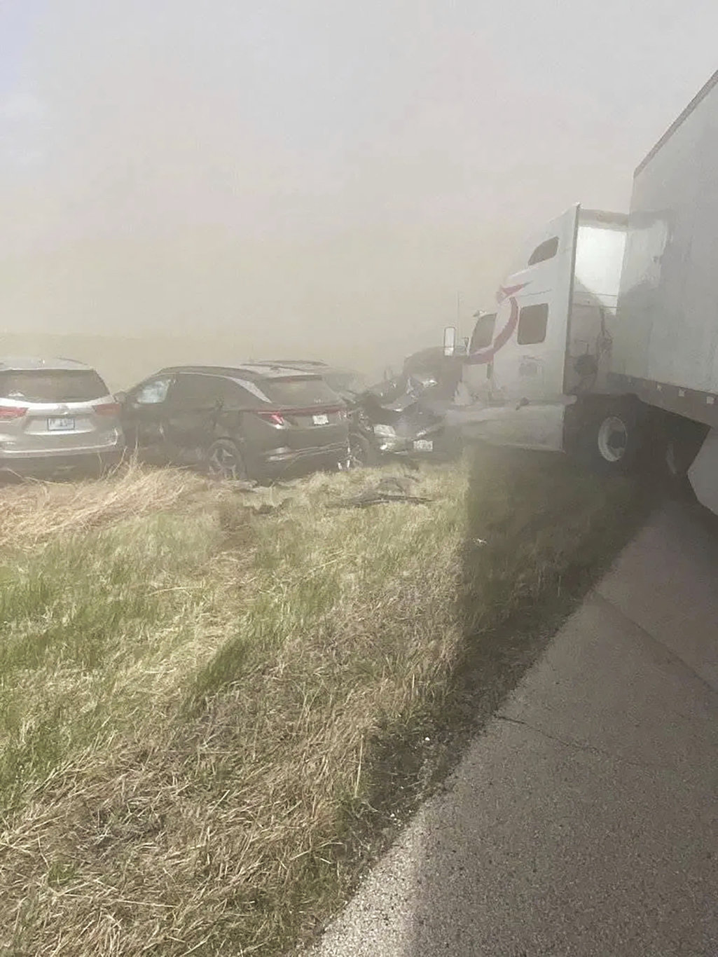 ABD'de kum fırtınası zincirleme kazaya neden oldu: Onlarca araç birbirine girdi!