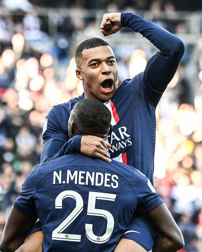 Kylian Mbappe, rakip futbolcuya cinsel organını gösterdi