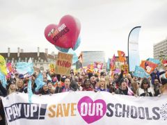 Londra’da binlerce öğretmen Başbakanlığa yürüdü