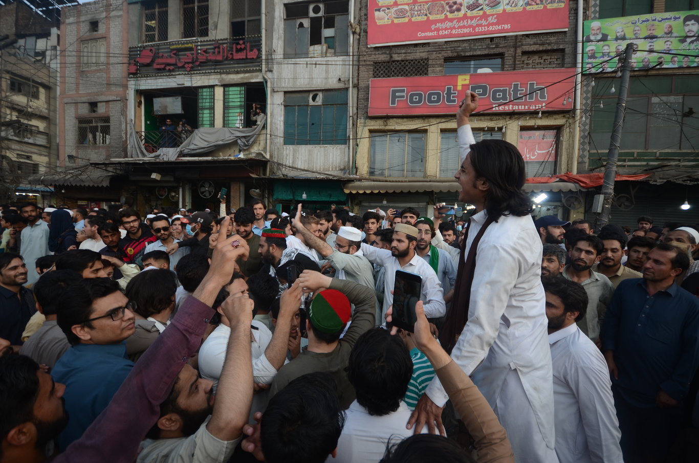 Pakistan'da mahkeme, eski Başbakan Han'a 2 hafta süreyle 