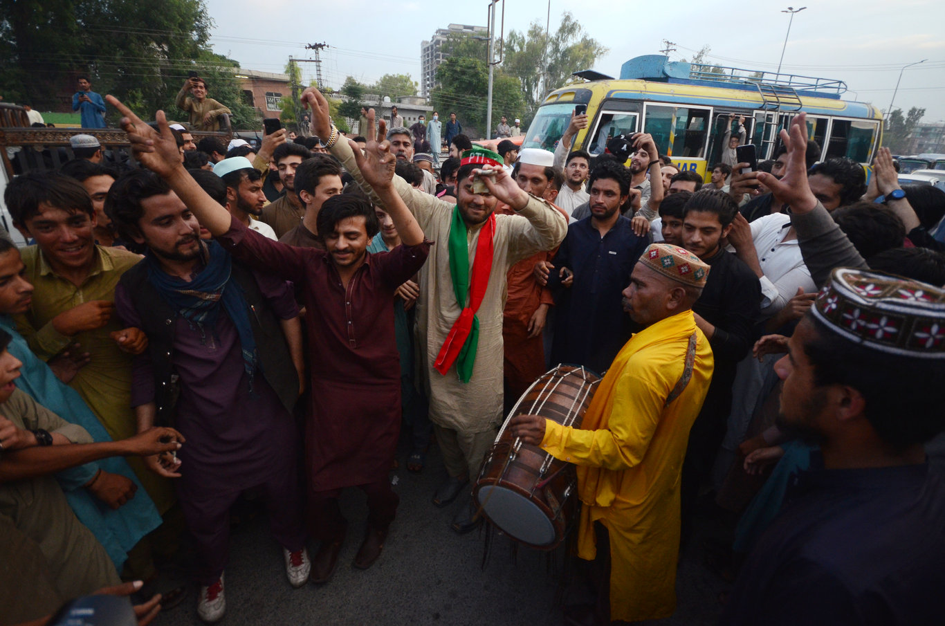 Pakistan'da mahkeme, eski Başbakan Han'a 2 hafta süreyle 