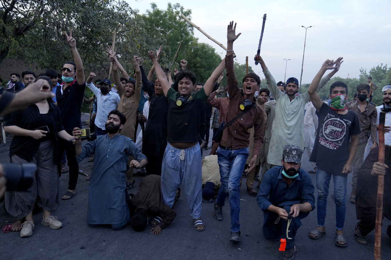 Pakistan'da mahkeme, eski Başbakan Han'a 2 hafta süreyle 