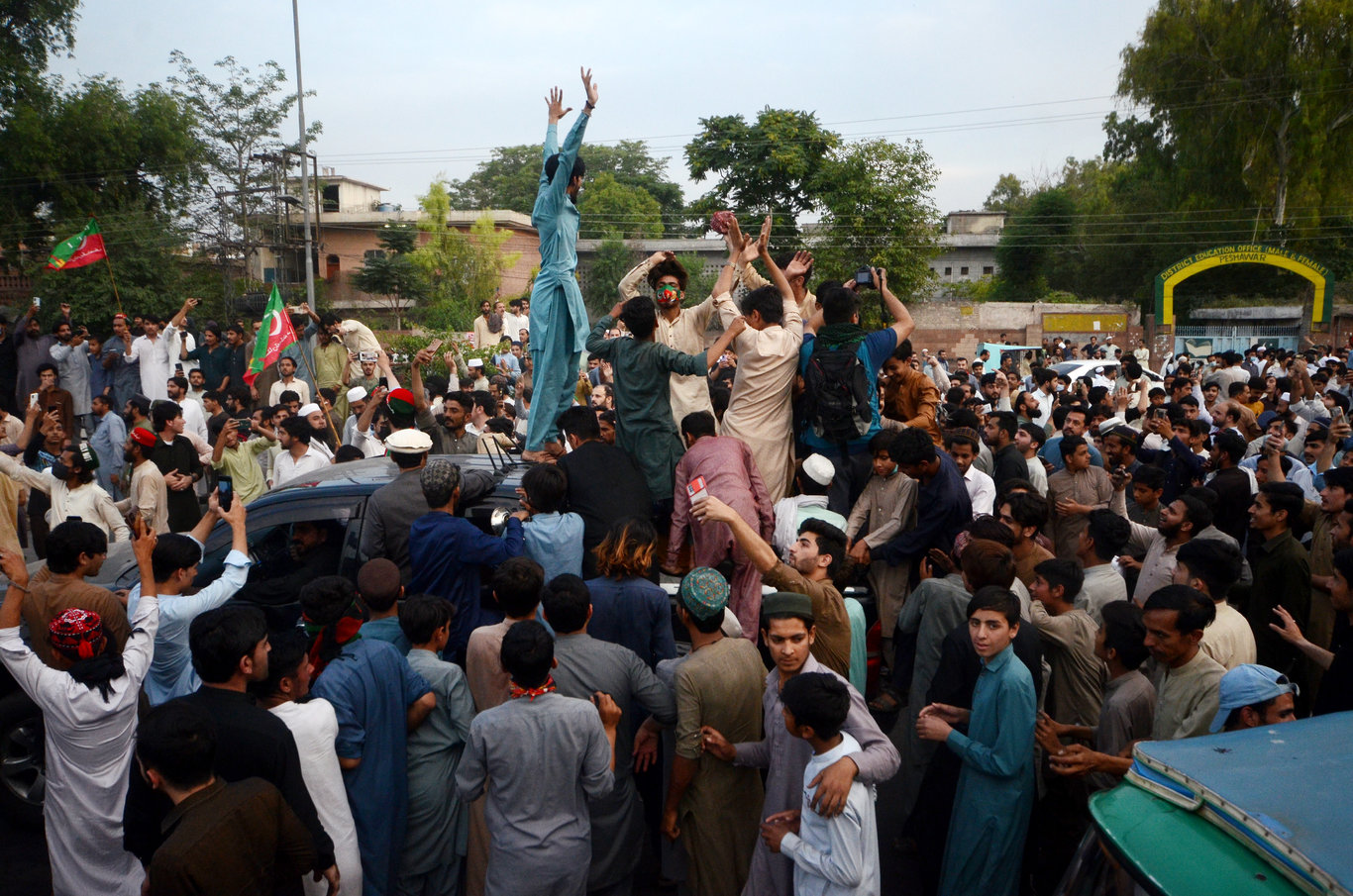 Pakistan'da mahkeme, eski Başbakan Han'a 2 hafta süreyle 