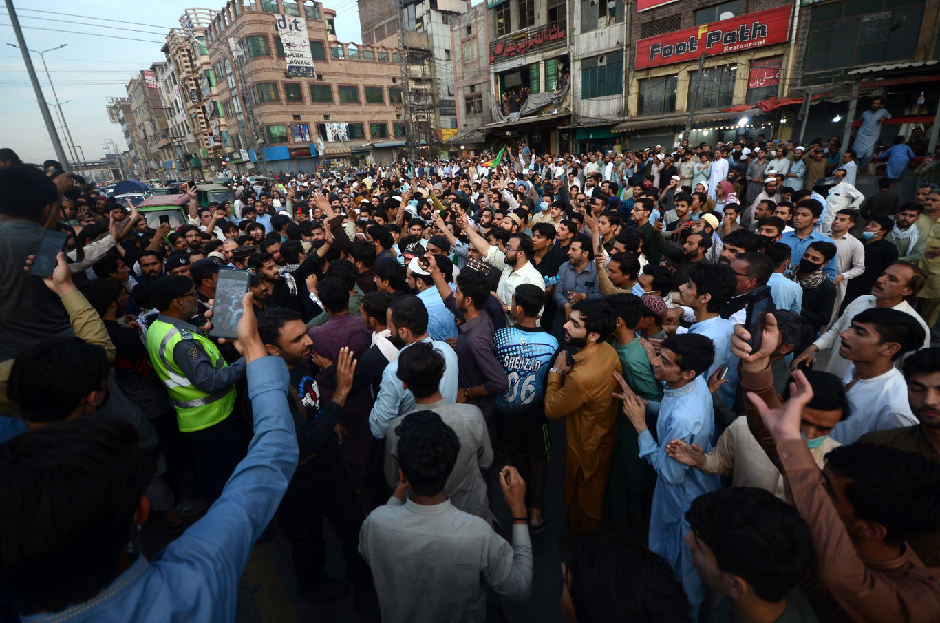 Pakistan'da mahkeme, eski Başbakan Han'a 2 hafta süreyle 