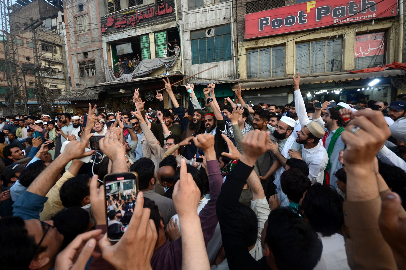 Pakistan'da mahkeme, eski Başbakan Han'a 2 hafta süreyle 