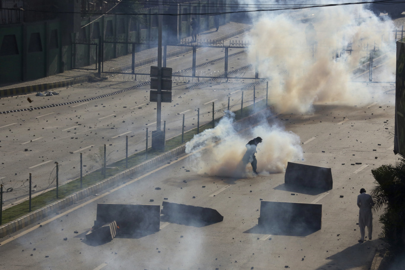 Pakistan'da İmran Han'ın tutuklanması sonrası gerilim artıyor