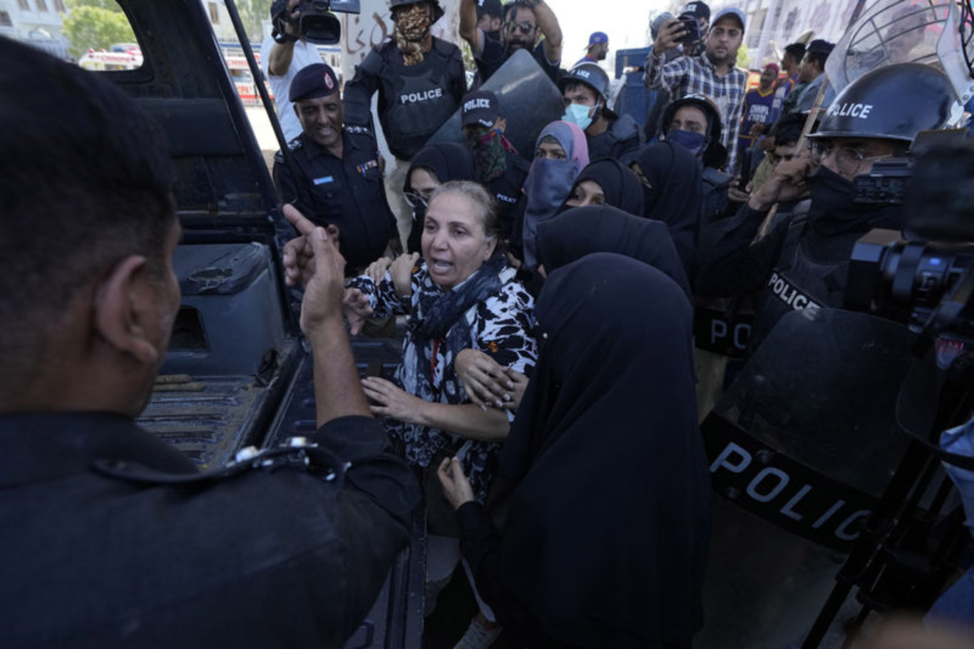 Pakistan'da hükümet, güvenliğin sağlanması için başkent İslamabad'da orduyu göreve çağırdı