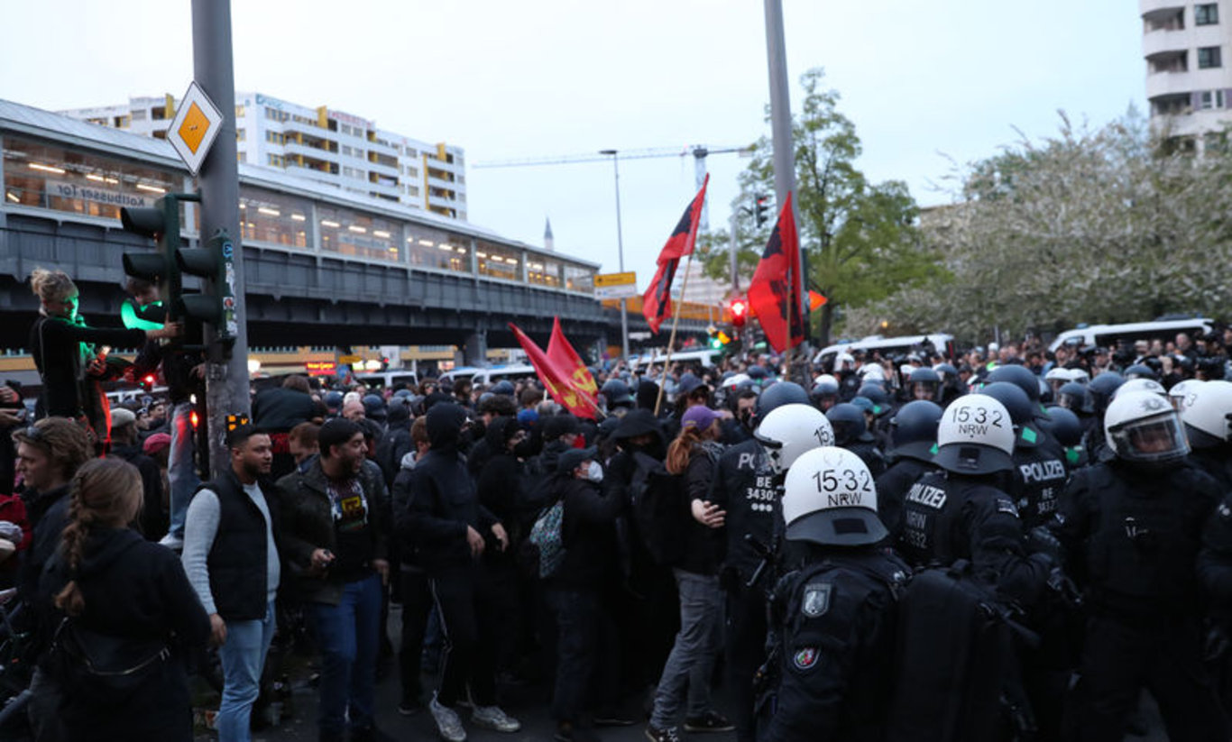Binlerce kişi katıldı: Paris ve Berlin'deki 1 Mayıs gösterileri olaylı geçti