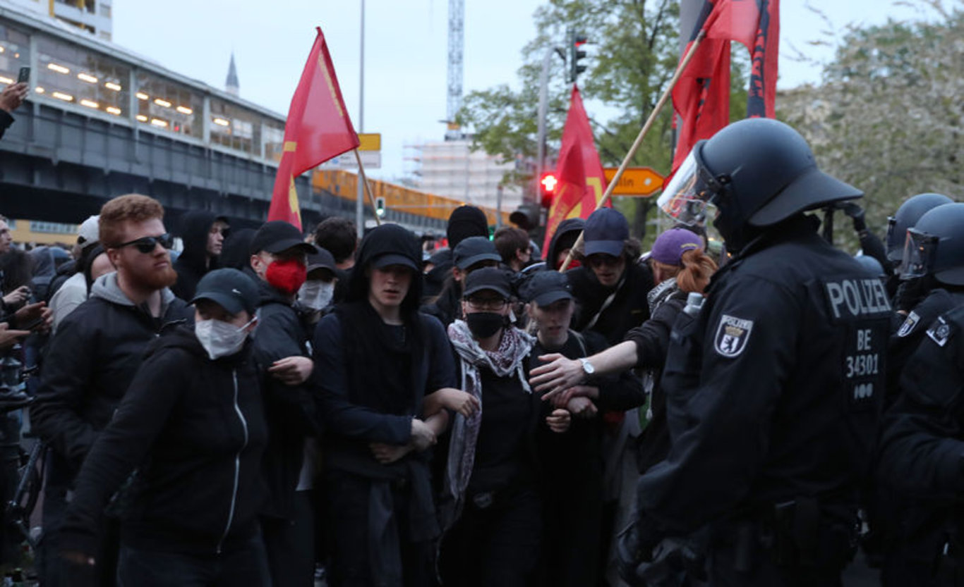 Binlerce kişi katıldı: Paris ve Berlin'deki 1 Mayıs gösterileri olaylı geçti