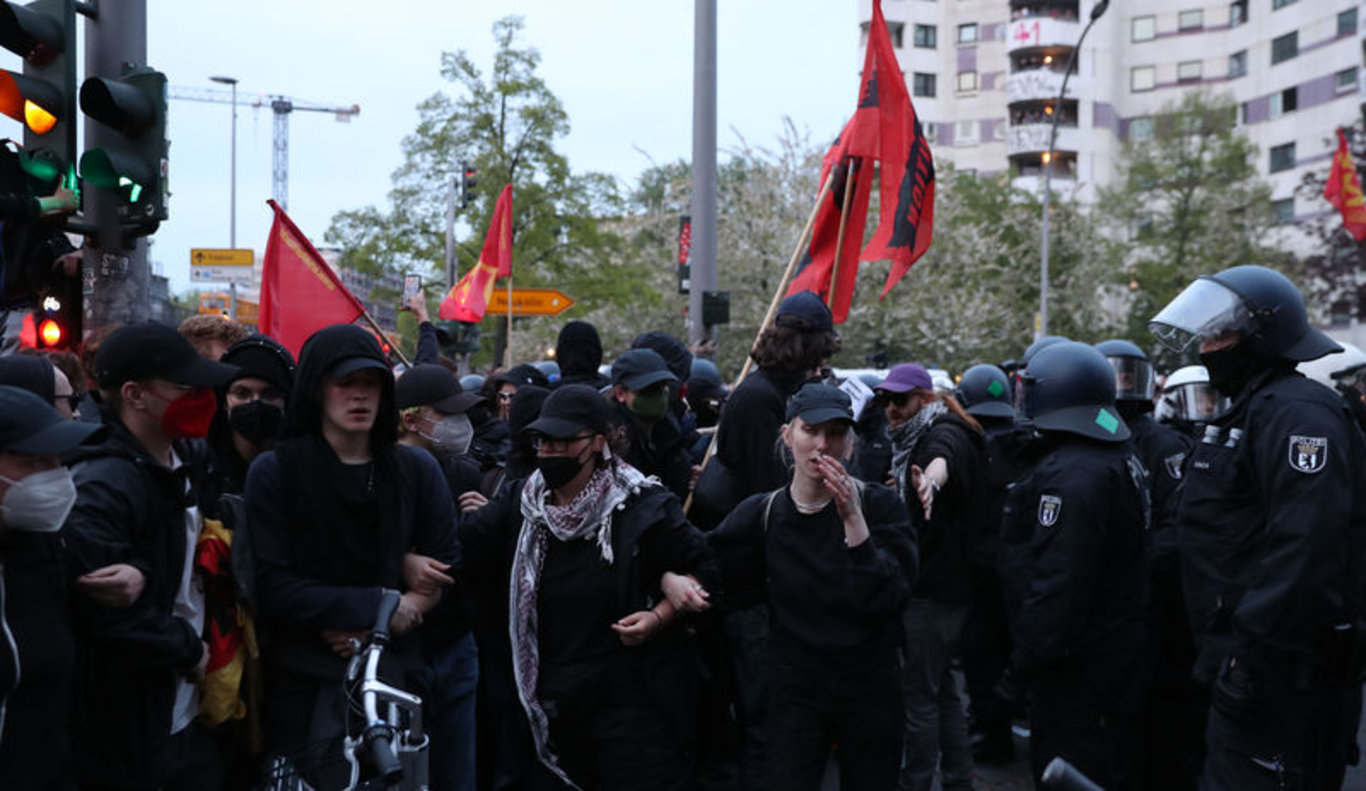 Binlerce kişi katıldı: Paris ve Berlin'deki 1 Mayıs gösterileri olaylı geçti