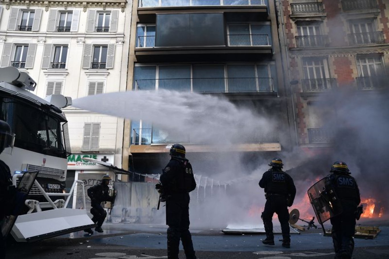 Binlerce kişi katıldı: Paris ve Berlin'deki 1 Mayıs gösterileri olaylı geçti