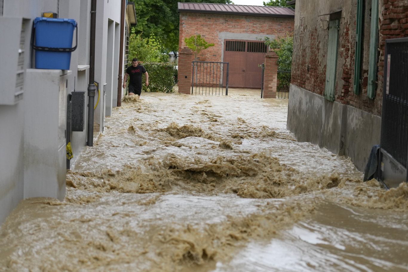 İtalya'da sel felaketinde en az 8 kişi hayatını kaybetti! F1 Emilia Romagna Grand Prix'si iptal edildi