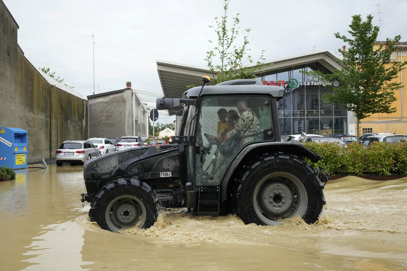 İtalya'da sel felaketinde en az 8 kişi hayatını kaybetti! F1 Emilia Romagna Grand Prix'si iptal edildi
