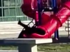 Şili Devlet Başkanı Boric kaydırakta sıkıştı