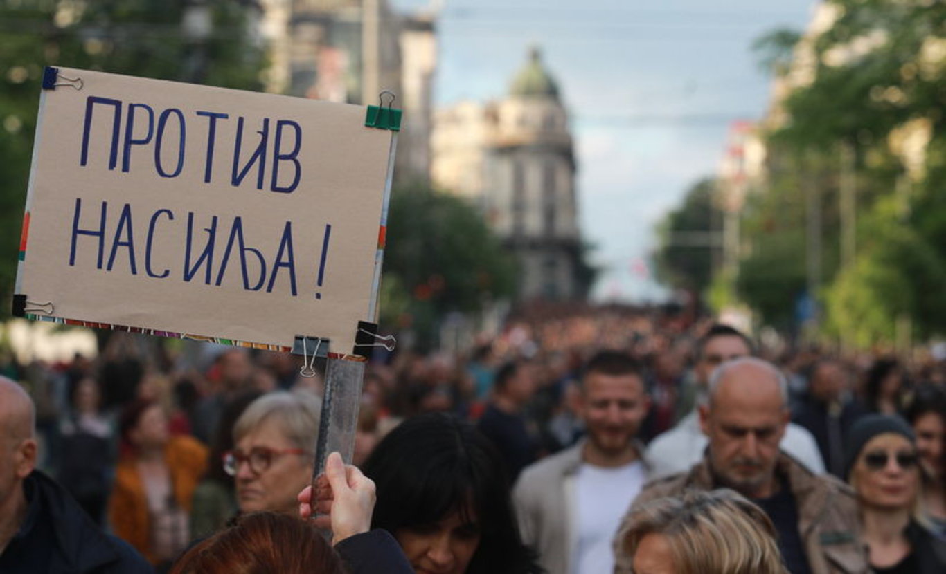 Sırbistan'daki silahlı saldırılar sonrası binlerce kişinin katılımıyla gösteriler düzenlendi