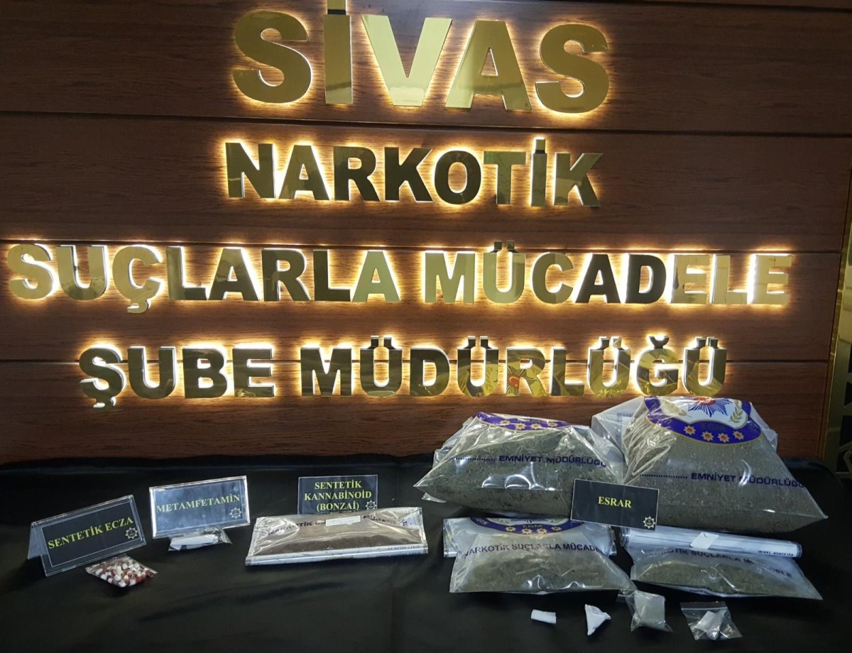 Sivas’ta, 1 kilo 543 gram esrar ele geçirildi #1