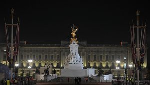 Taç giyme törenine günler kala Buckingham'da panik!