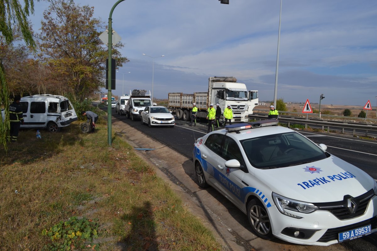 Tekirdağ’da kırmızı ışıkta beklerken kamyonun çarptığı araç, şarampole uçtu #1