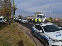 Tekirdağ’da kırmızı ışıkta beklerken kamyonun çarptığı araç, şarampole uçtu