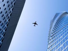 Uçaklarda neden iniş sırasında pencereler açılır?