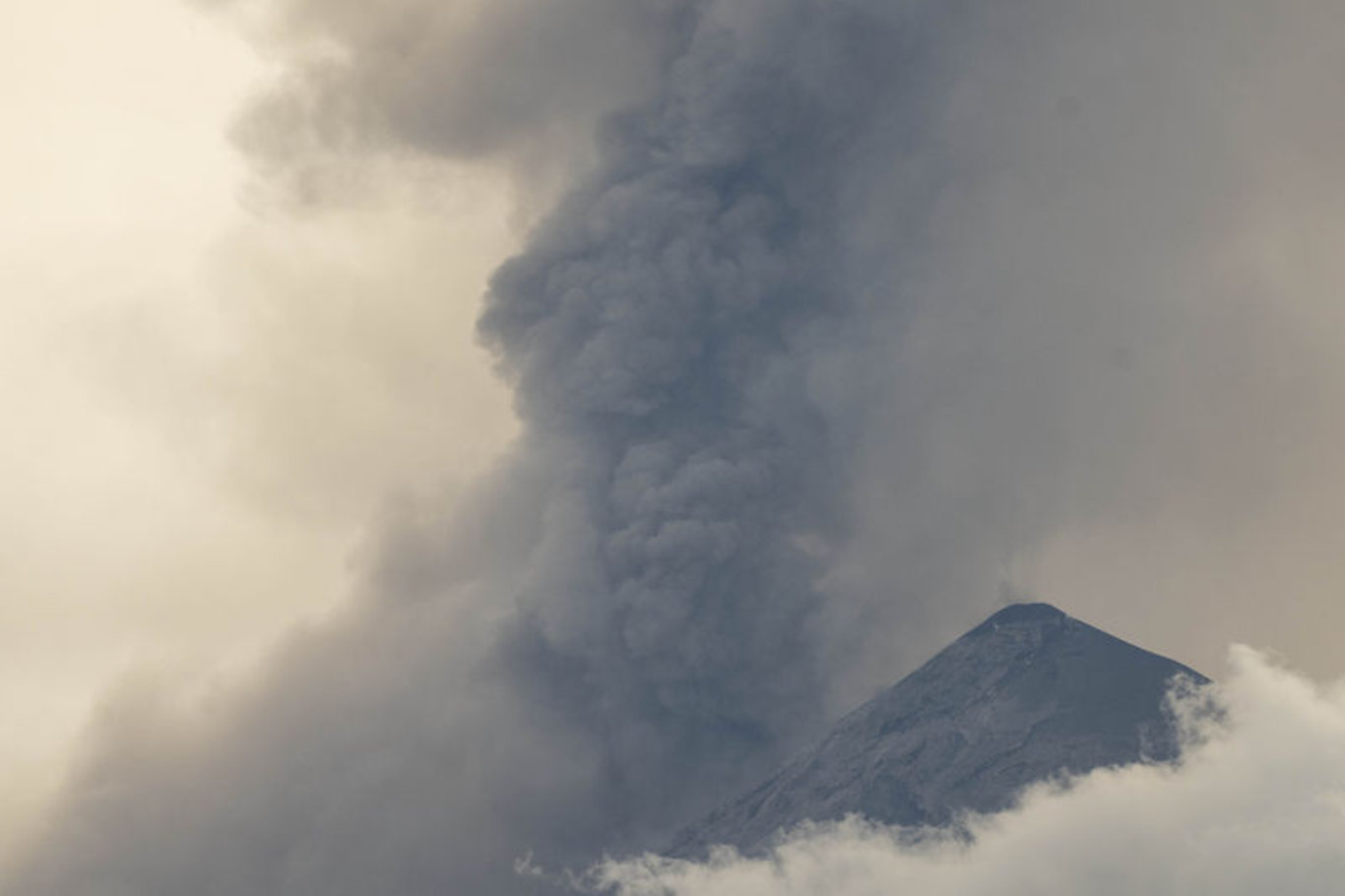 Fuego Yanardağı faaliyete geçti: Bini aşkın kişi tahliye edildi!