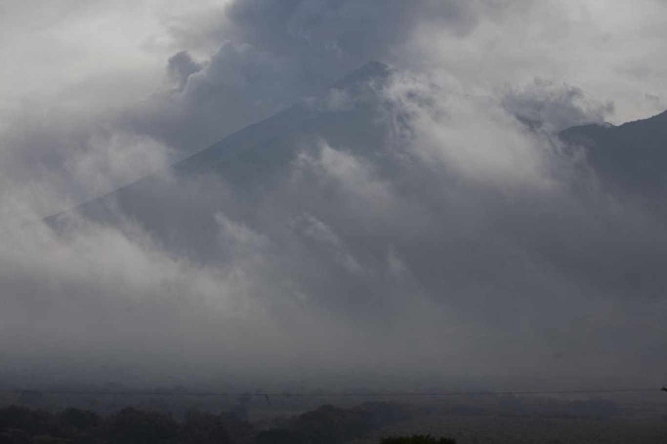 Fuego Yanardağı faaliyete geçti: Bini aşkın kişi tahliye edildi!