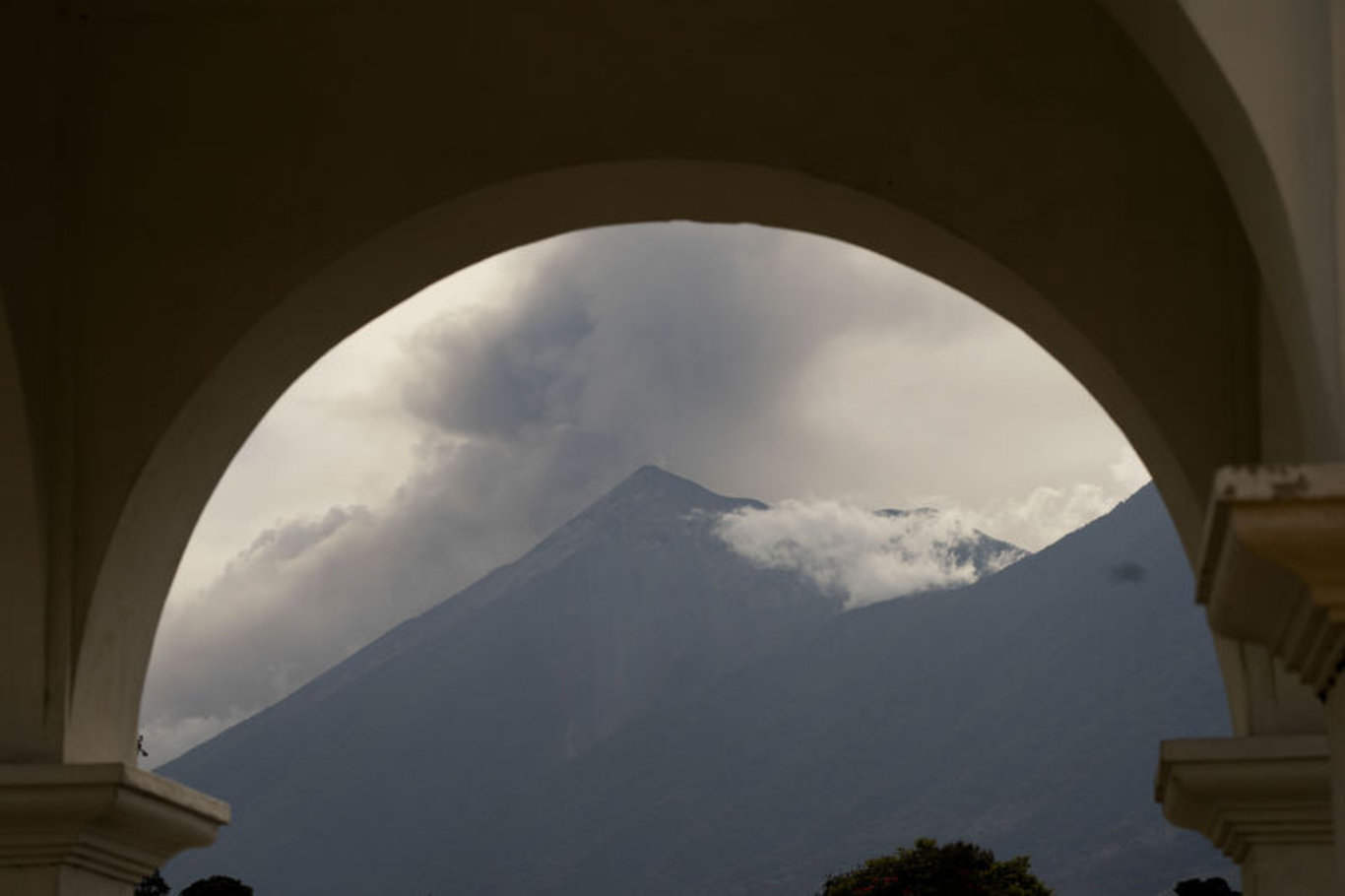 Fuego Yanardağı faaliyete geçti: Bini aşkın kişi tahliye edildi!
