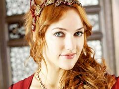 Yırtmaçlı elbisesiyle verdiği poz olay oldu! 39 yaşındaki Meryem Uzerli’den derin sırt dekolteli cesur poz