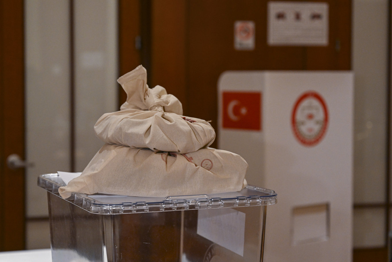 Cumhurbaşkanlığı seçiminin ikinci turu için yurt dışında sandıklar kapandı: Oylar Ankara'ya getirildi