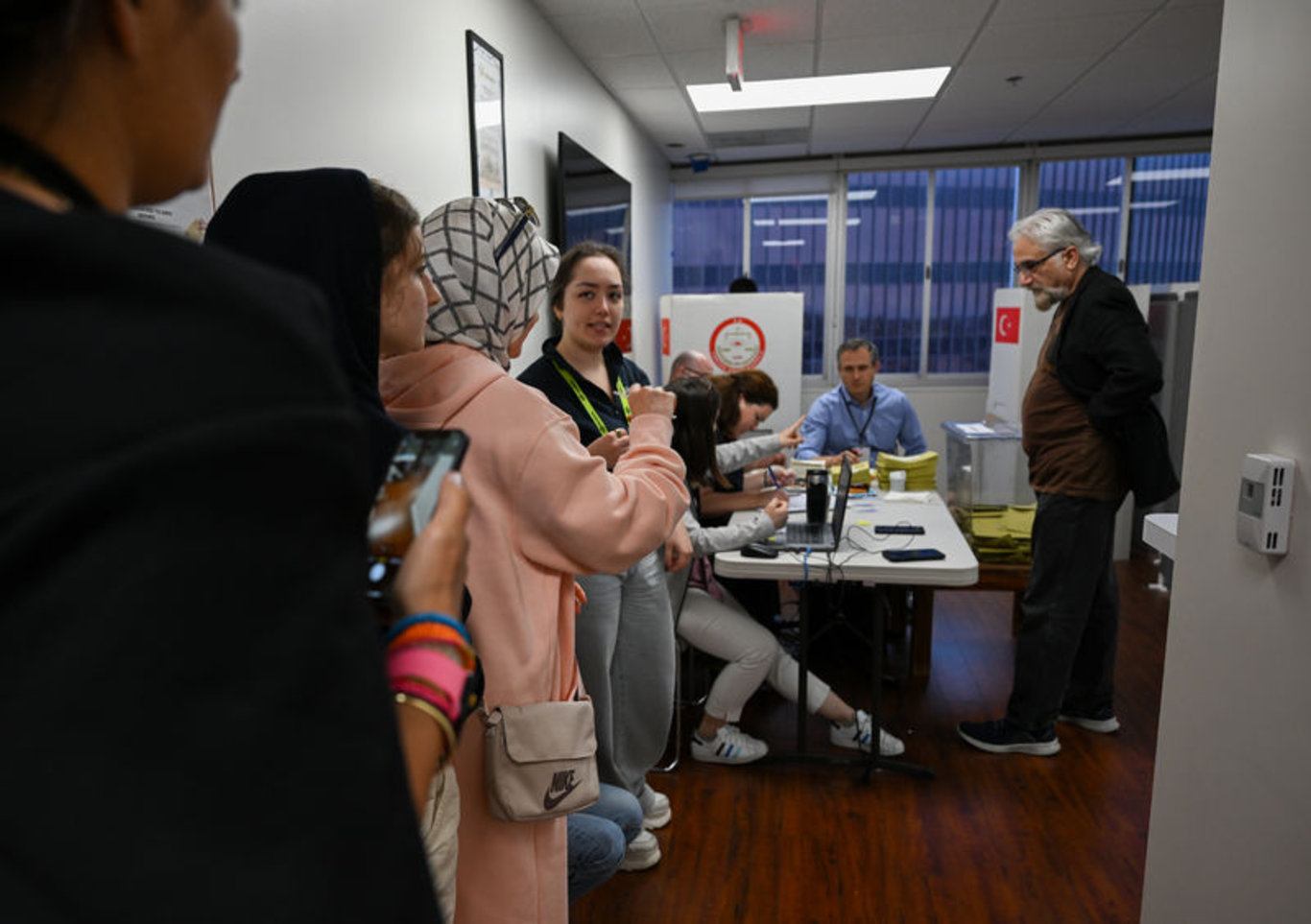 Genel seçimlerin ikinci turu başladı! Yurt dışında vatandaşlar sandığa gidiyor