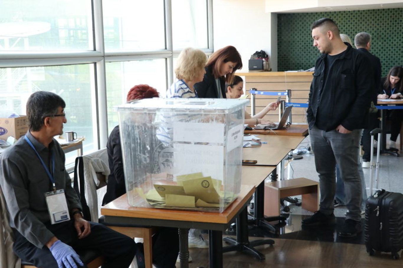 Genel seçimlerin ikinci turu başladı! Yurt dışında vatandaşlar sandığa gidiyor