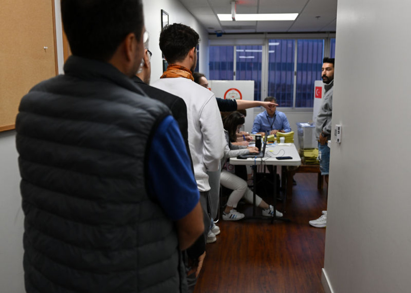 Genel seçimlerin ikinci turu başladı! Yurt dışında vatandaşlar sandığa gidiyor