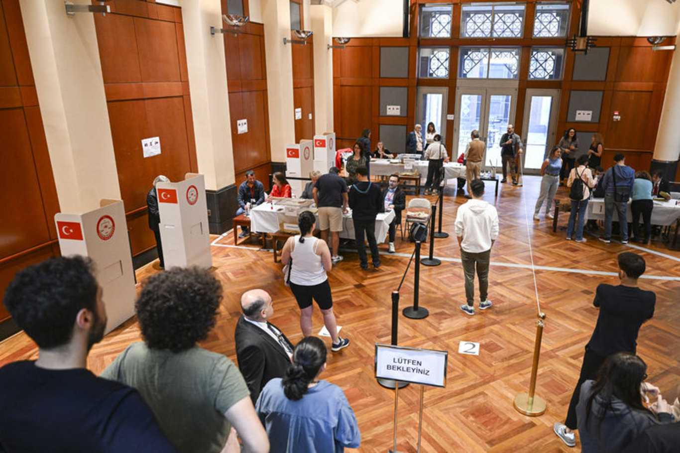Genel seçimlerin ikinci turu başladı! Yurt dışında vatandaşlar sandığa gidiyor