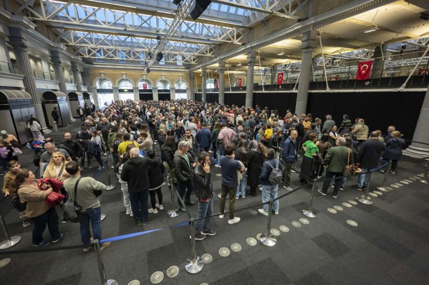 Yurt dışında 14 Mayıs seçimleri için oy verme işlemleri sürüyor: ABD ve İngiltere'de uzun kuyruklar oluştu