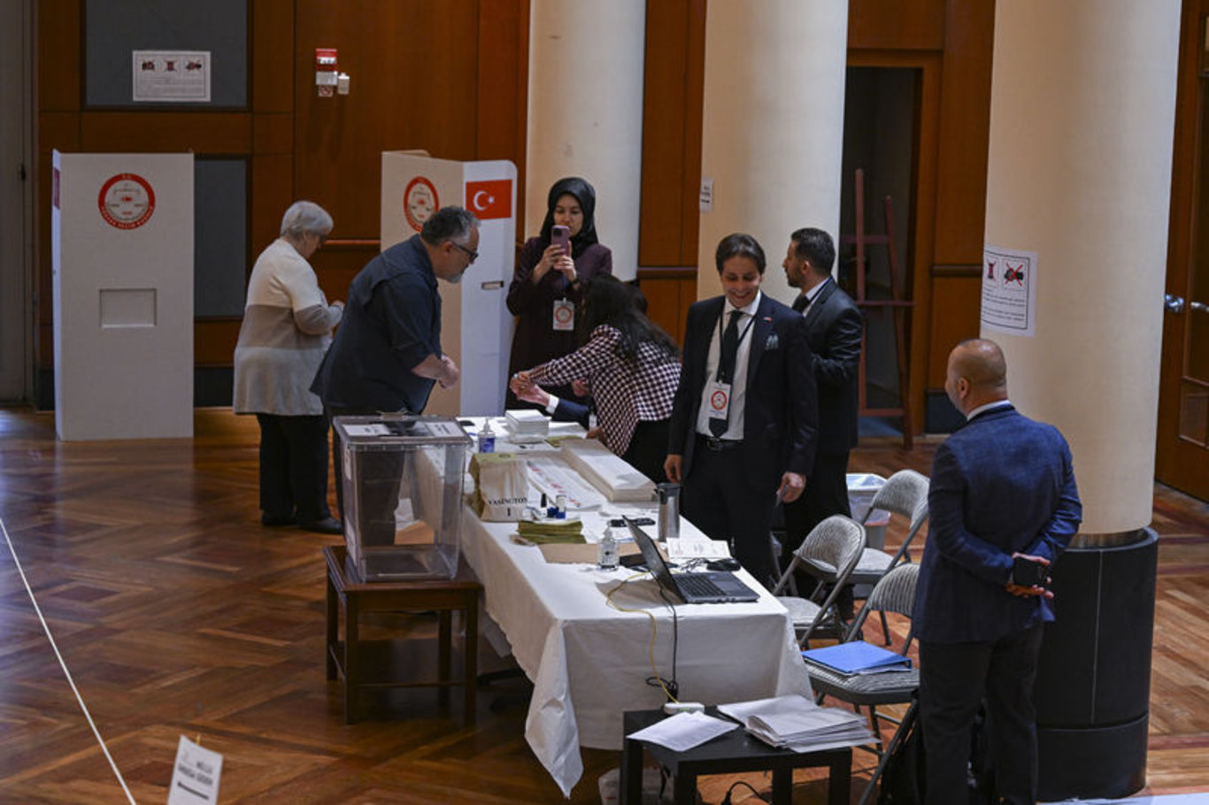 Yurt dışında 14 Mayıs seçimleri için oy verme işlemleri sürüyor: ABD ve İngiltere'de uzun kuyruklar oluştu