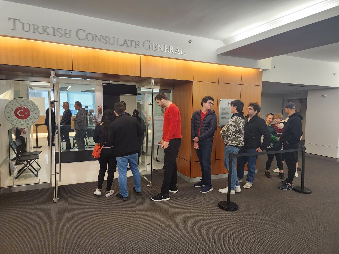 Yurt dışında 14 Mayıs seçimleri için oy verme işlemleri sürüyor: ABD ve İngiltere'de uzun kuyruklar oluştu