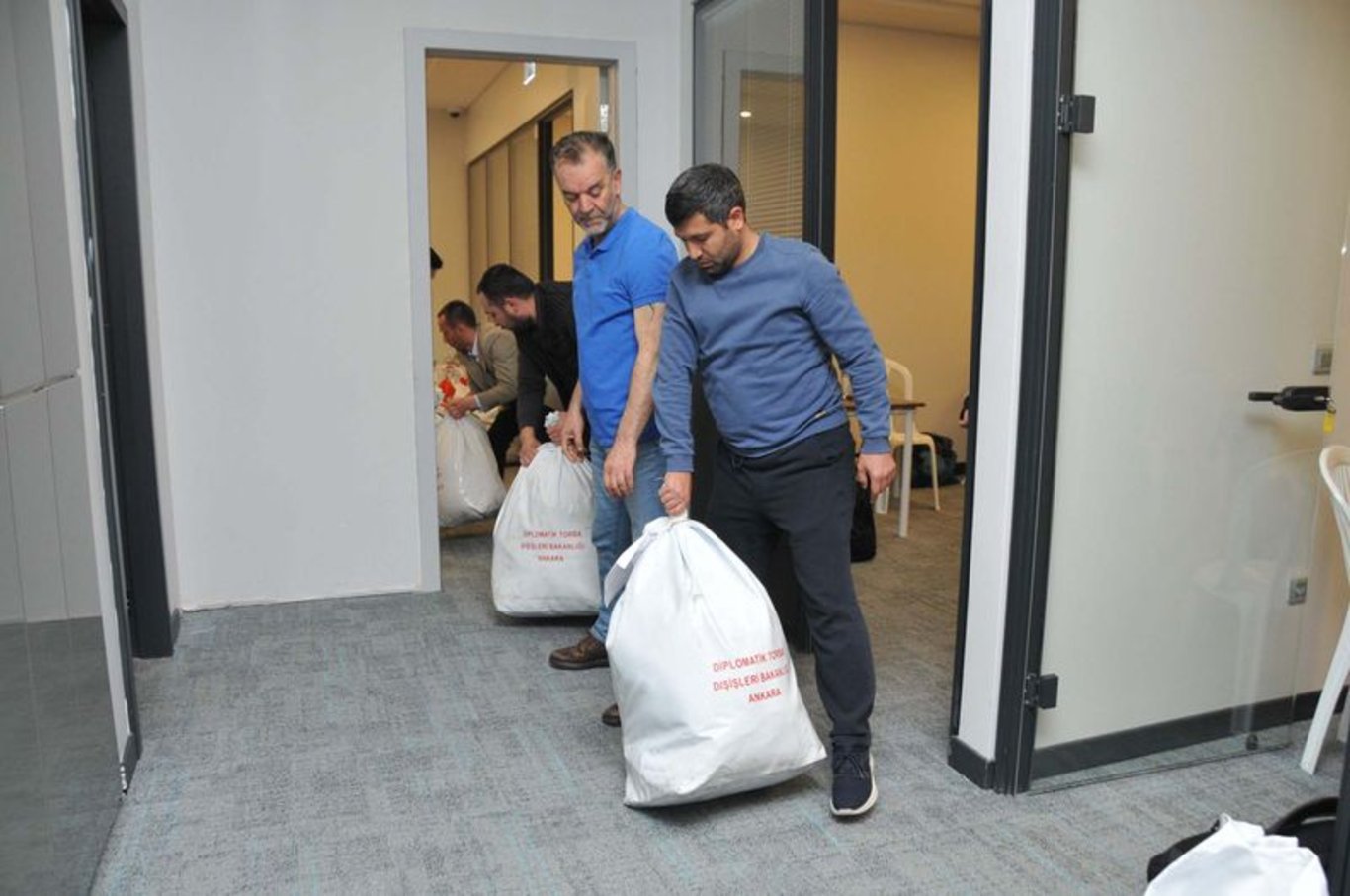 Yurt dışında kullanılan oylar Türkiye'ye getirilmeye başlandı